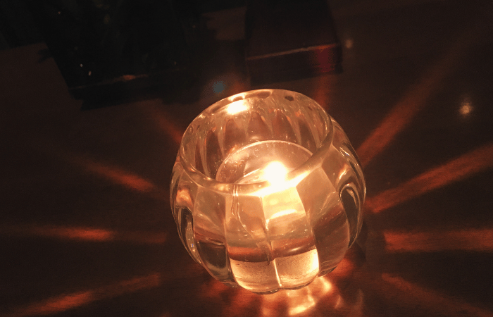 レストランのテーブルに灯るキャンドルライトの演出｜記念日ディナーやデートの雰囲気づくり